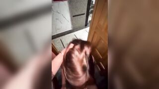 Cô bạn thân cực mạnh bạo thích bú cu làm tình ở ban công và ngoài cửa