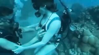 Độc lạ bú cu và đụ nhau dưới biển sâu