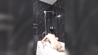 Sớm mở mắt ra bắt người ta bám kính rùiii!