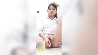 dụ con bạn thân love 8 show lồn thủ dâm bắt nó nhét bàn chải vào lồn