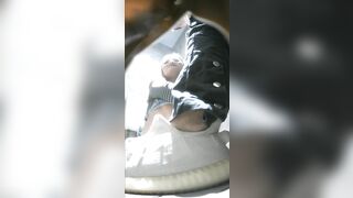 Đi đái cũng đưa nhau đi, không biết thế giới ngoài kia họ yêu nhau kiểu gì