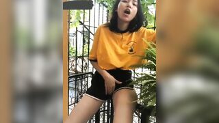 Thánh dâm ra đầu ngõ vạch lồn ra móc cho người đi đường xem p2