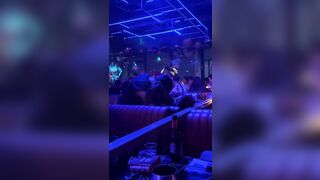 Em gái tay vịn rơi vào cơn mê