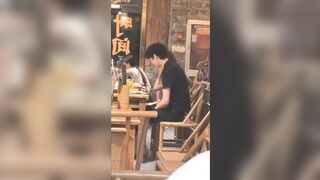 Cái tay ấy đang làm gì?