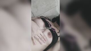 Clip Hot Bé Mèo Đen Hư Hỏng Ngồi Trong Nhà Vệ Sinh Show Hàng Thủ Dâm