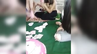 Chơi bài cởi quần áo cùng lũ bạn vú to hàng non dâm đãng