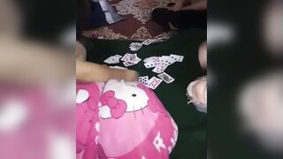 Chơi bài cởi quần áo cùng lũ bạn vú to hàng non dâm đãng