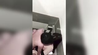 Dẫn con bạn vào wc phòng hát địt banh lồn bắn tinh vào lồn xuất trong dâm đãng