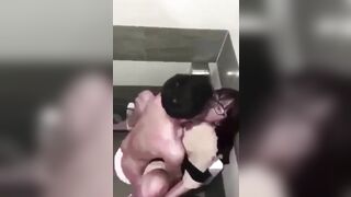 Dẫn con bạn vào wc phòng hát địt banh lồn bắn tinh vào lồn xuất trong dâm đãng