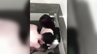Dẫn con bạn vào wc phòng hát địt banh lồn bắn tinh vào lồn xuất trong dâm đãng