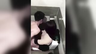 Dẫn con bạn vào wc phòng hát địt banh lồn bắn tinh vào lồn xuất trong dâm đãng