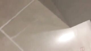 Độc lạ, Vào wc quay gái đi đái thì phát hiện djt nhau khẩu dâm trong toilet