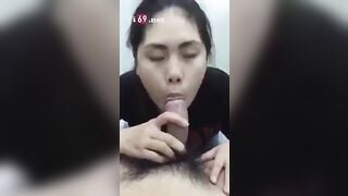 Bắt anh ny vào tolet tuột quần hút chất dịch