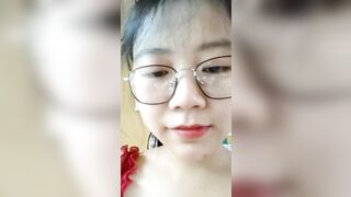 Giáo viên tiểu học bất mãn lương thấp nên livestream thủ dâm rồi tag hiệu trưởng vào