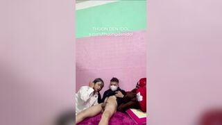 Đang thay quần sục cu thì bị Con bạn phát hiện cho djt nhau bú cu sướng