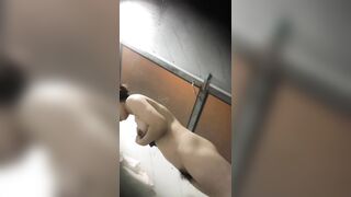 Em trai khốn nạn quay lén chị gái nó tắm