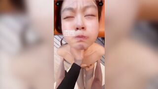 Em gái bị chị đại bắt nạt ép bú lồn uống nước tiểu