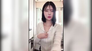 Đang cởi áo khoe hàng trong nhà vệ sinh thì bị người lạ phát hiện