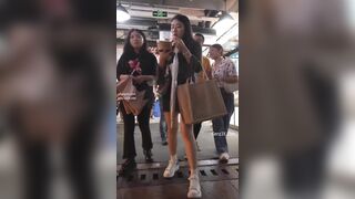 Quay Lén Dưới Váy Gái Xinh Trên Phố Đi Bộ Về Đêm Ở Trung Quốc