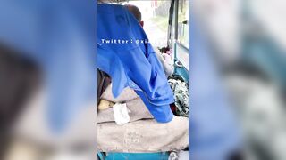 Cô gái khoe lồn trên xe buýt