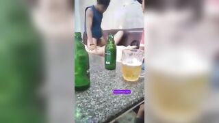 Đi hát này lạ nha.Mic cắm môi dưới mới chịu
