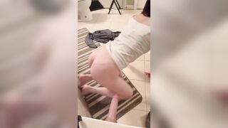 Gái Mông Bự Dính Cặc Giả Vào Tường Thủ Dâm Trong Tư Thế Doggy 2