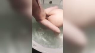 Chồng thì bé vợ mông to chubby địt bành bạch trong bồn tắm