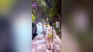 Twitter AdingoZous Cô vợ gợi cảm bị lộ hàng táo bạo giữa công viên đông người.