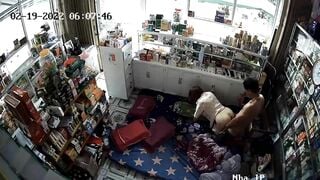 Hack cam quay lén địt nhau vụng trộm với mẹ kế khi bố vắng nhà P2