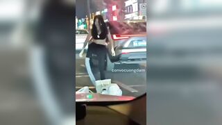Cay cú vì bị sếp quỵt lương, em gái đình công bằng cách chặn đầu xe lột hết quần áo