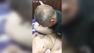 Độc lạ, Dẫn ông cụ 70 tuổi cụt tay đi đít gái xuất tinh đầy vú