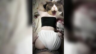 Doggy em ghệ mông to còn mặc đồ
