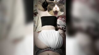 Doggy em ghệ mông to còn mặc đồ