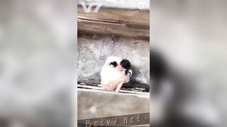 Cặp đôi trẻ bú cu trong hẻm