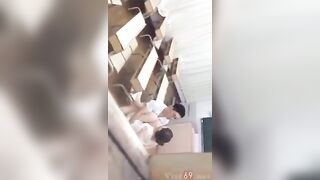 Vcl quay lén, 2 e học sinh djt nhau trong lớp học khi ko ai ở nhà