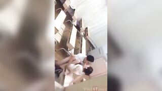 Vcl quay lén, 2 e học sinh djt nhau trong lớp học khi ko ai ở nhà