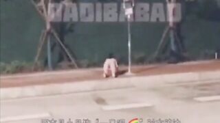 Những cô gái khoe lồn nơi công cộng 5