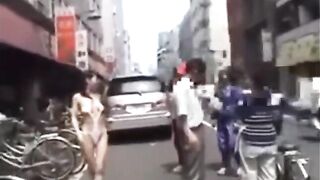 Những cô gái khoe lồn nơi công cộng 13