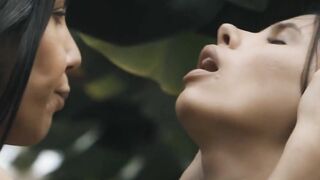 3 em gái ra bụi chuối bú lồn cho nhau