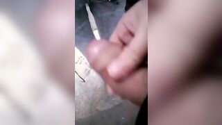 Bắn tinh lên mông em gái ở bến xe