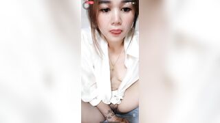 Em gái ban ngày đi làm cty tối về live app kiếm cơm P2