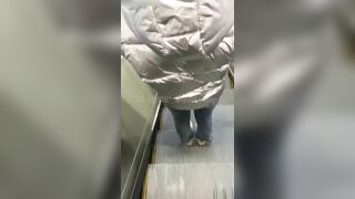 Đái lén lên em gái đi thang máy 2