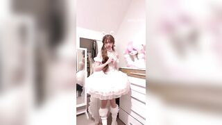 Cô gái Lolita cởi đồ và thủ dâm bằng cây gậy pha lê
