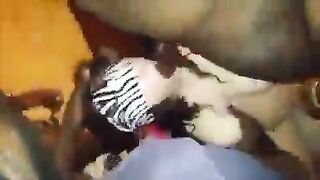 con đĩ da trắng bị mấy anh da đen đúc cu vào miệng