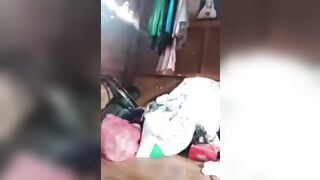 Dang thủ dâm thì bị em trai phát hiện nhìn thấy