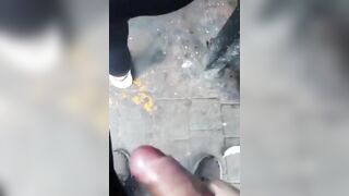 Xuất tinh lên mông e gái ngoài đường