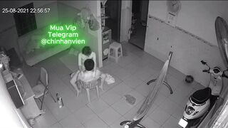 Hack camera 2 vợ chồng dâm trốn con ra phòng khách đụ cực nứng