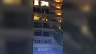 Đi làm về còn gặp cảnh này bắn nước từ trên Tầng xuống ms hay