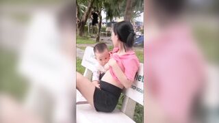 Quay lén em gái vạch vú cho con bú ngay ngoài công viên
