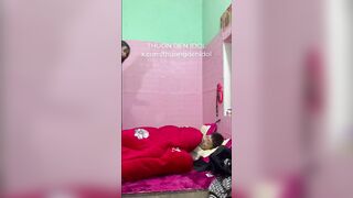 Thương thg bạn thân tự sục cu, Con bạn lấy tay sục cu cho djt nhau